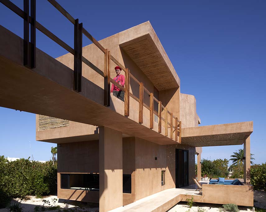 San Bruno Beach House between compositional contrasts and environmental strategies