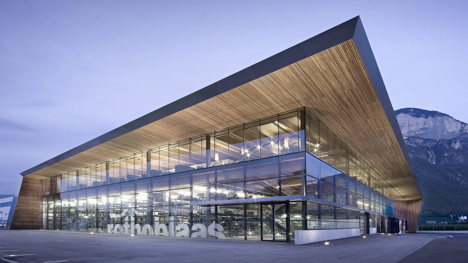 Edificio in legno e vetro Rothoblaas
