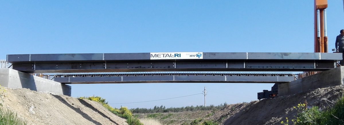 Puente realizado con metal. Vigas de celosía Ri