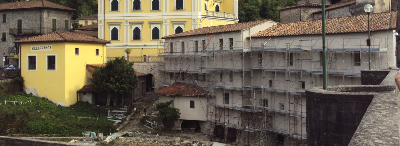 Fachada de un edificio en proceso de renovación con productos Ferri