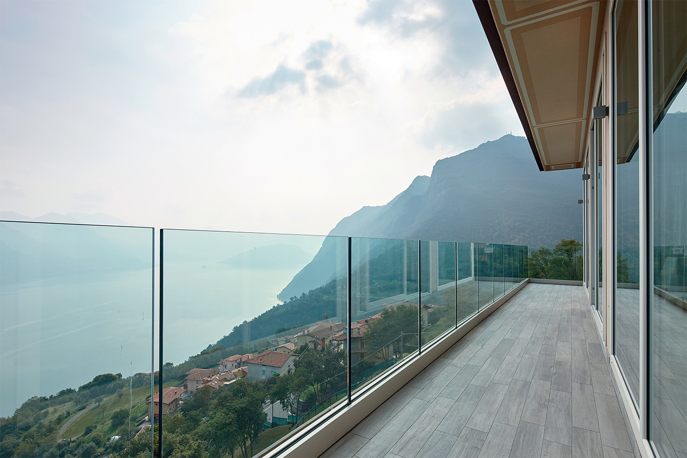 Garda SP Aluvetro glass balustrade balcony