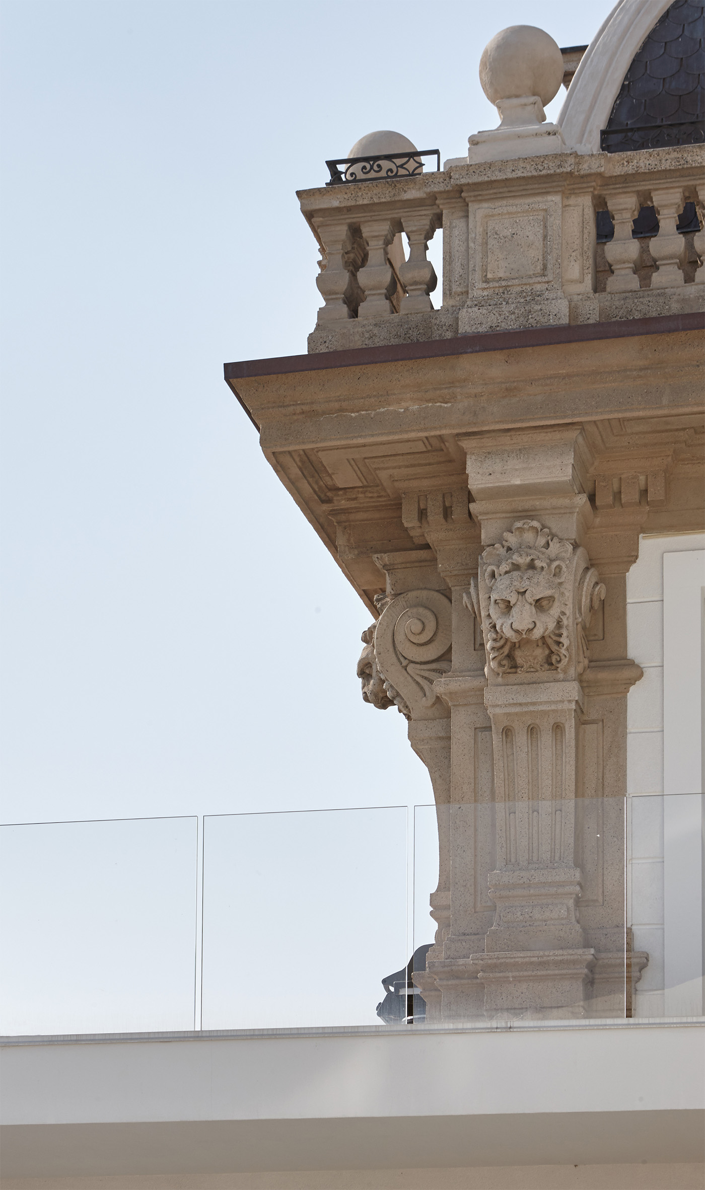 Balcón del edificio histórico con balaustrada de vidrio Garda AP Floodlight
