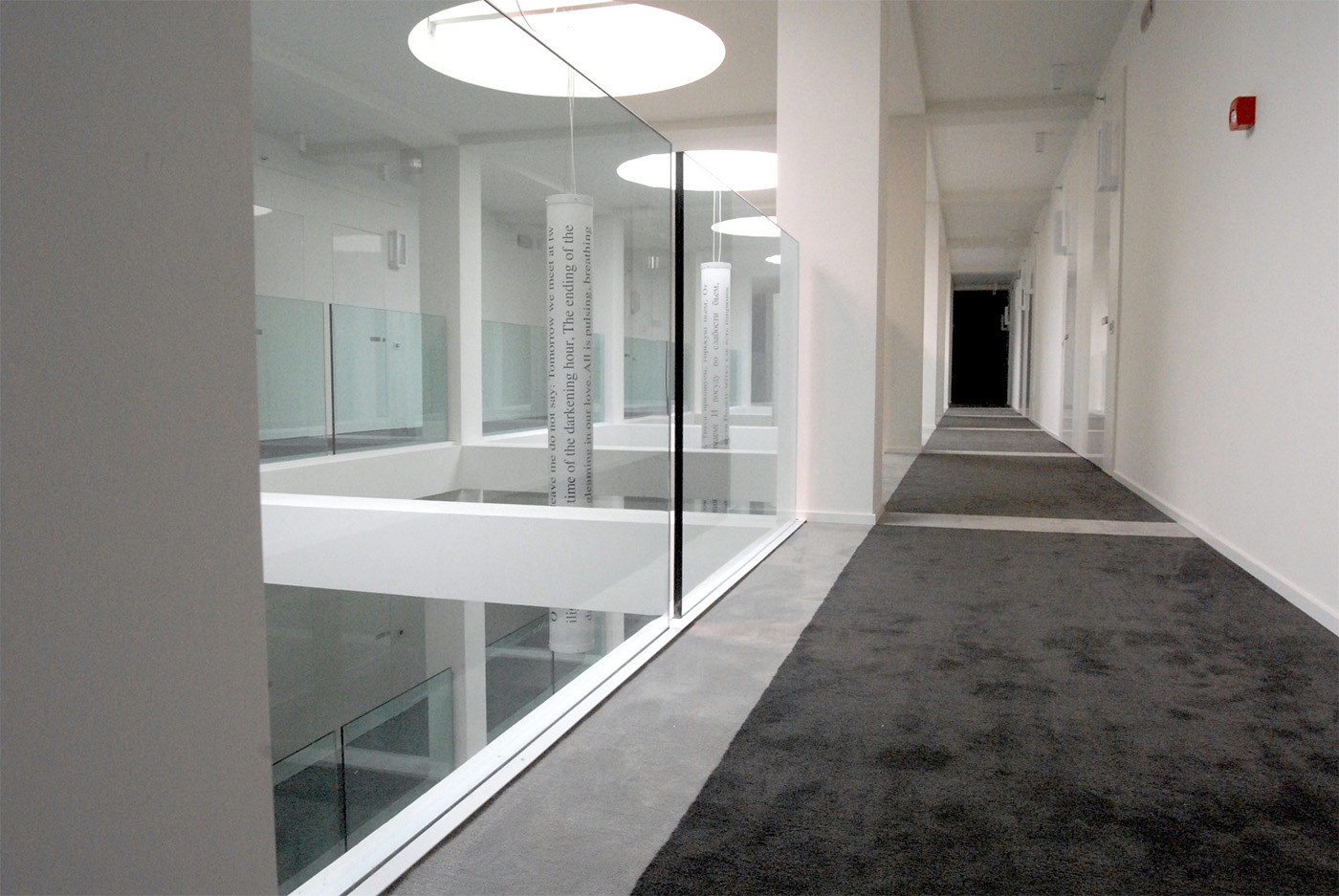 Ambiente interno con balaustrada de vidrio Garda FS Aluvetro