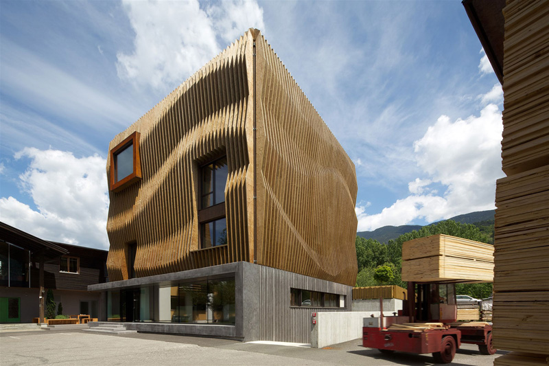 Edificio aziendale realizzato con struttura in legno LignoAlp