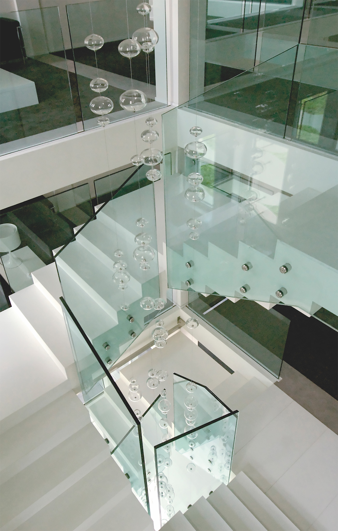 Escalera interior con balaustrada de vidrio Point Aluvetro