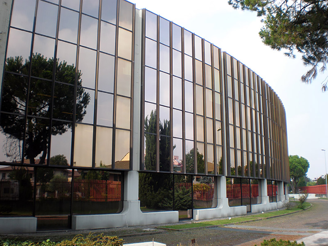 Facciata edificio su cui sono state applicate pellicole antisolari Serisolar