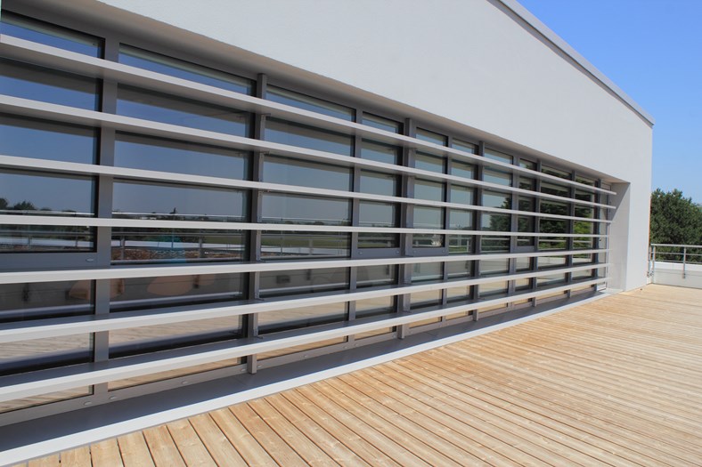 Fachada del edificio con lodo Wicsolar Wicona