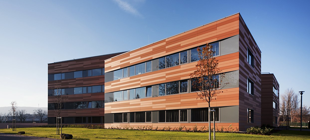 Edificio realizado con muros cortina Wicsky 90 Wicona