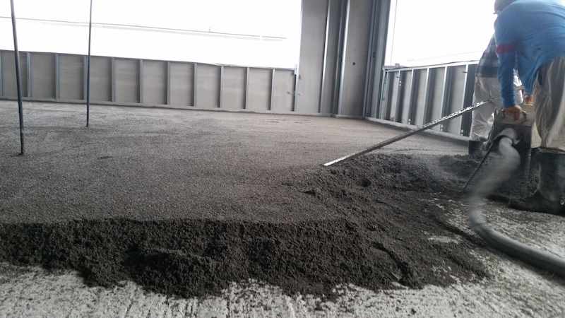 Image of construction site during the construction of the screed with the FerriFLOOR system