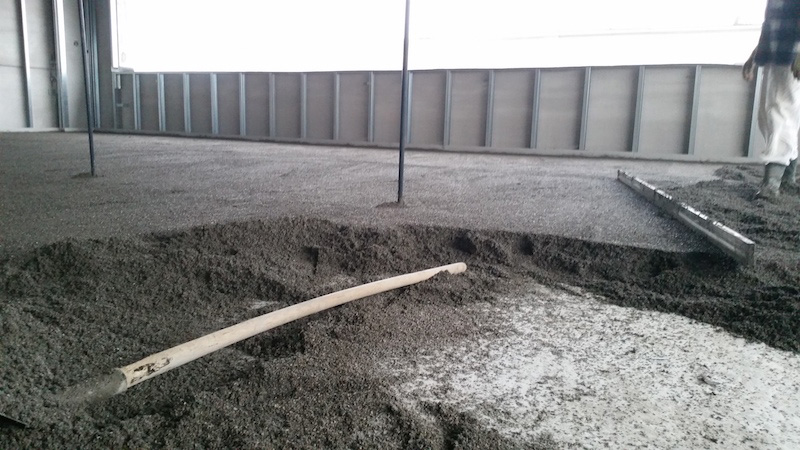 Image of construction site during the construction of the screed with the FerriFLOOR system