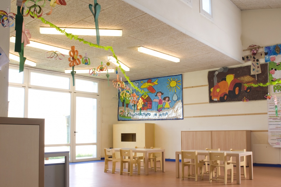 Isolated kindergarten with ceiling panels
