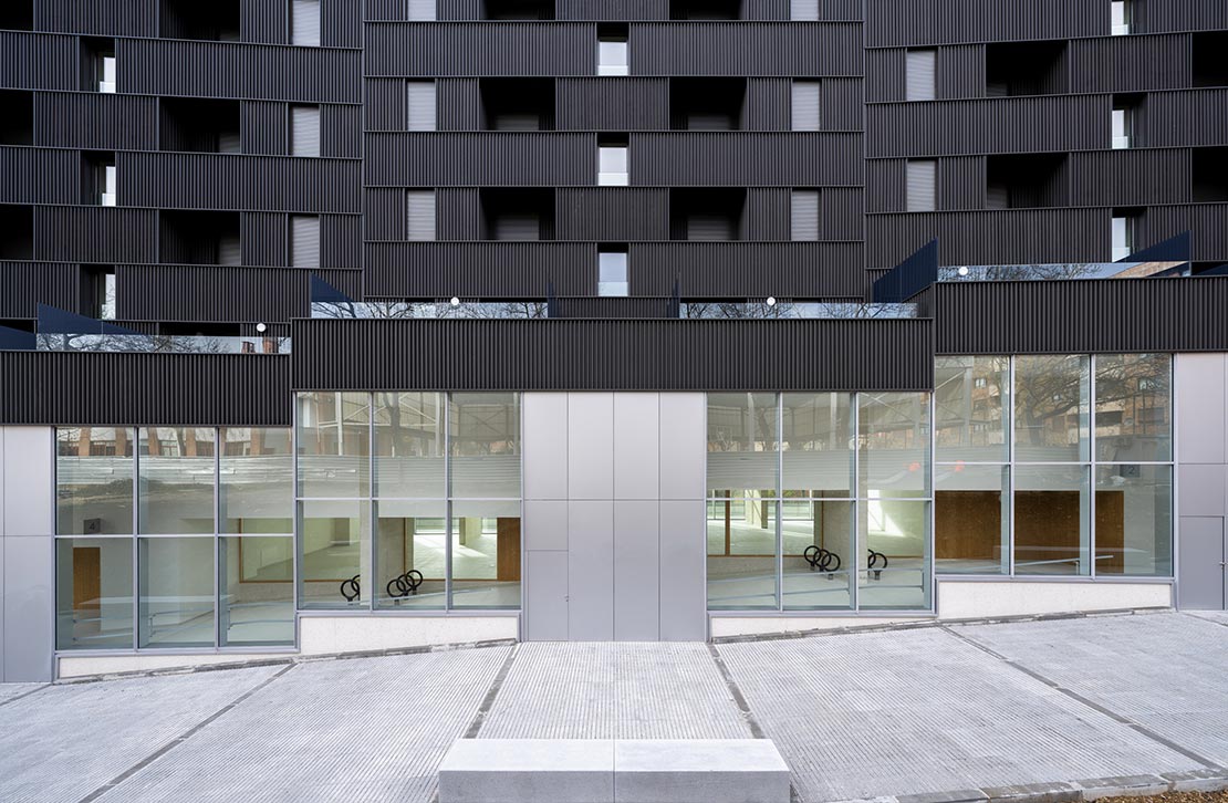 Terrasses sociales sur la rive de Cizur