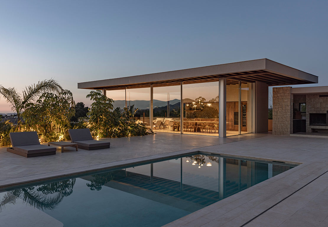 Un pabellón transparente entre la naturaleza y la arquitectura.