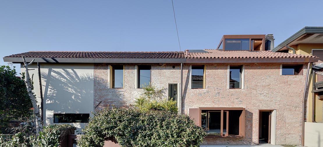 Tra mattoni antichi e legno contemporaneo. Una casa che rinasce