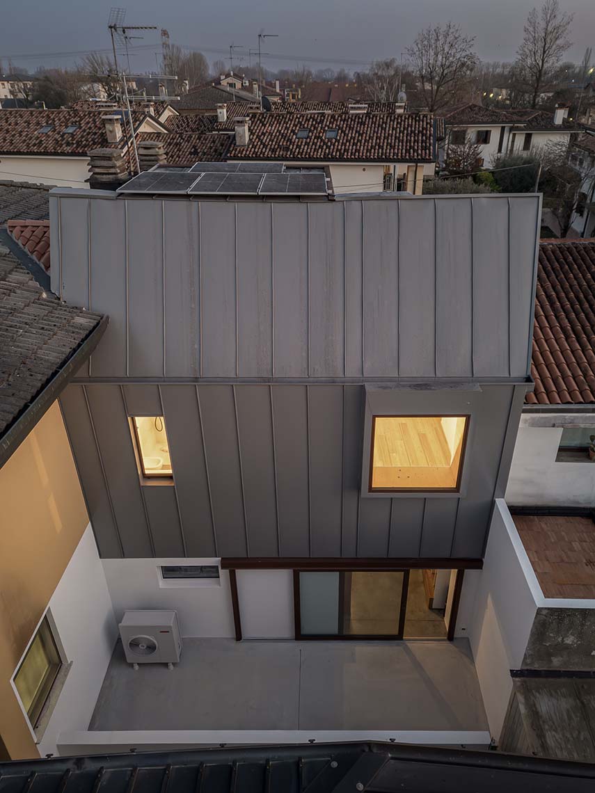 Entre des briques anciennes et du bois contemporain. Une maison qui renaît