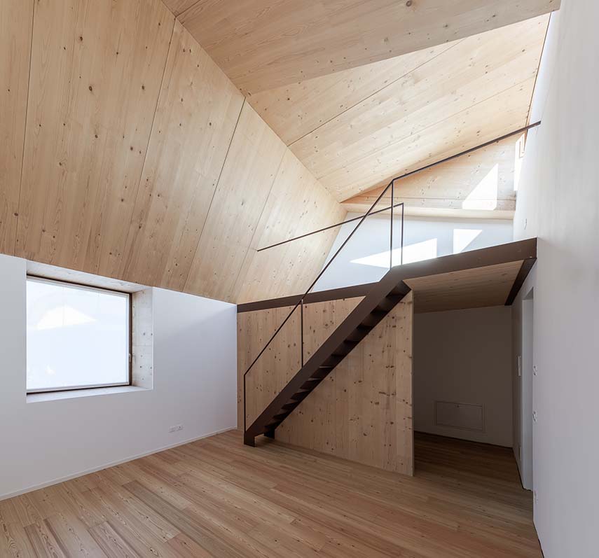 Entre des briques anciennes et du bois contemporain. Une maison qui renaît