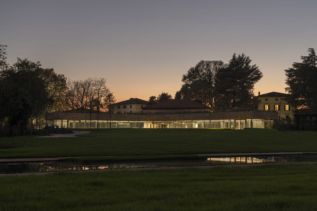 Bajo la tierra, dentro el paisaje.