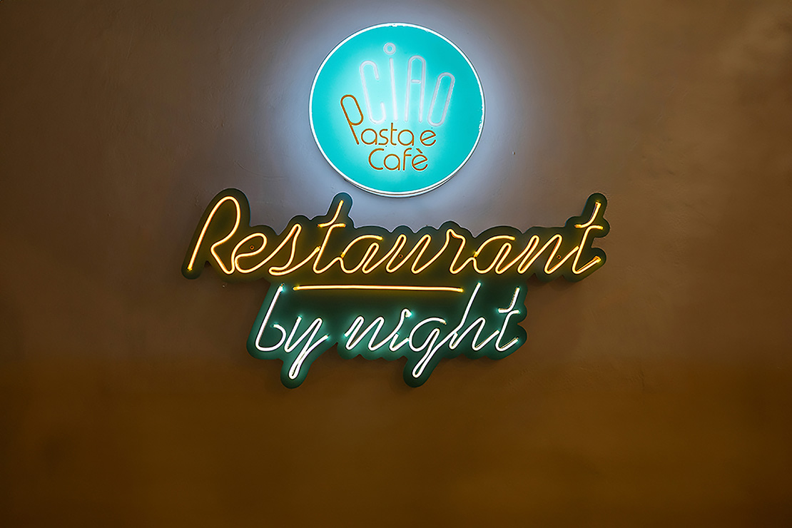 Hola Restaurante By Night, reflejos dorados en la costa de Amalfi.