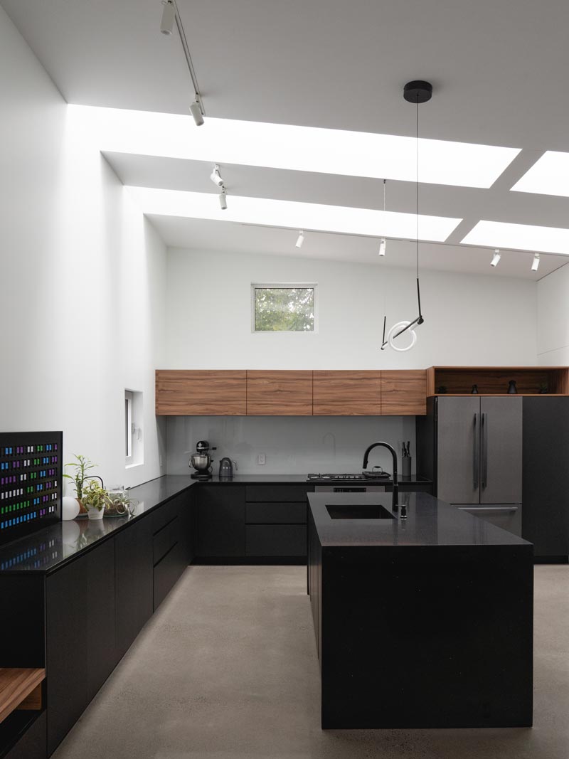 Luz e intimidad urbana esculpidas en el espacio de De Lorimier House.