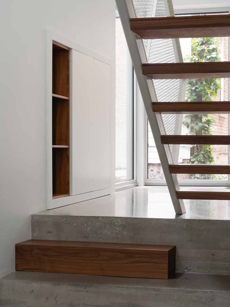 Luz e intimidad urbana esculpidas en el espacio de De Lorimier House.