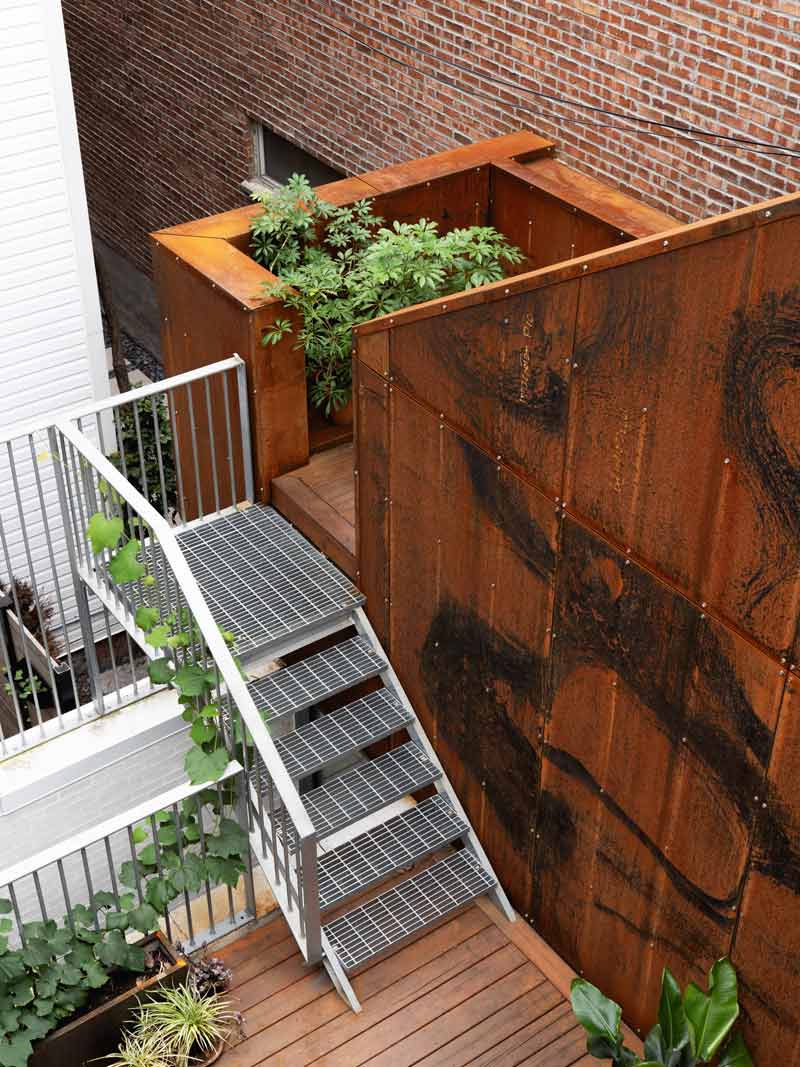 Luz e intimidad urbana esculpidas en el espacio de De Lorimier House.