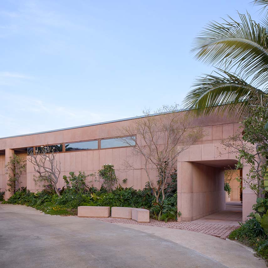 Rubra: espacio, luz y materia construyen una narrativa íntima e inmersiva.