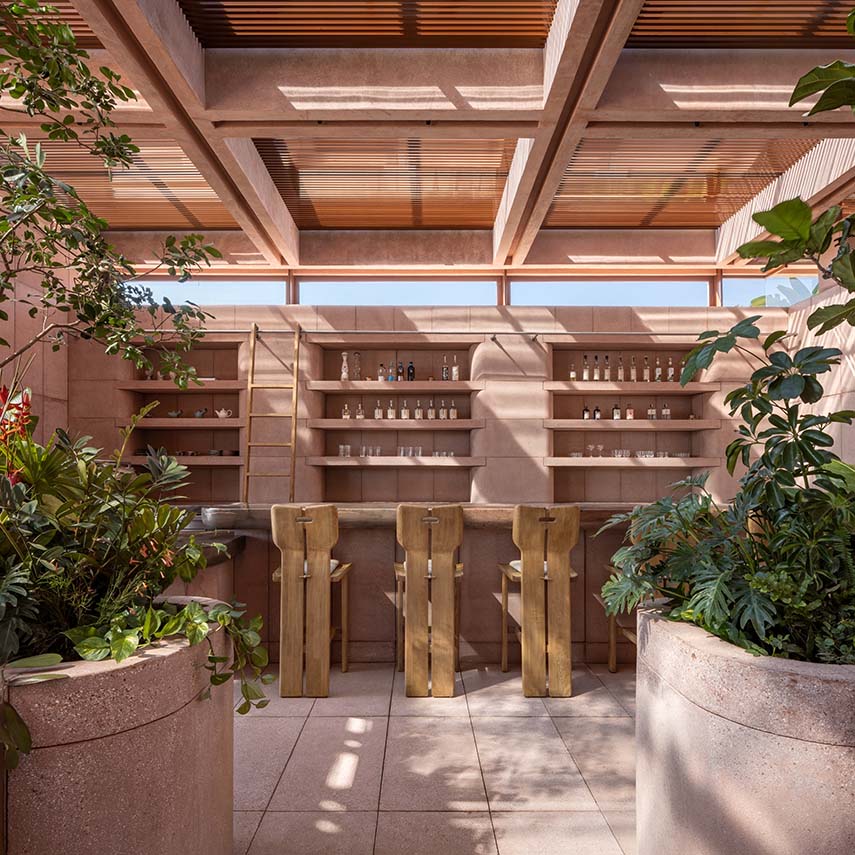 Rubra: espacio, luz y materia construyen una narrativa íntima e inmersiva.