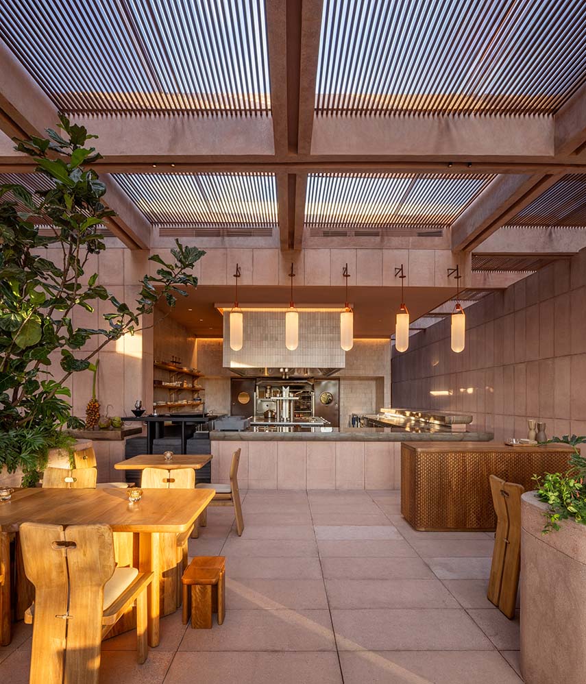 Rubra: espacio, luz y materia construyen una narrativa íntima e inmersiva.