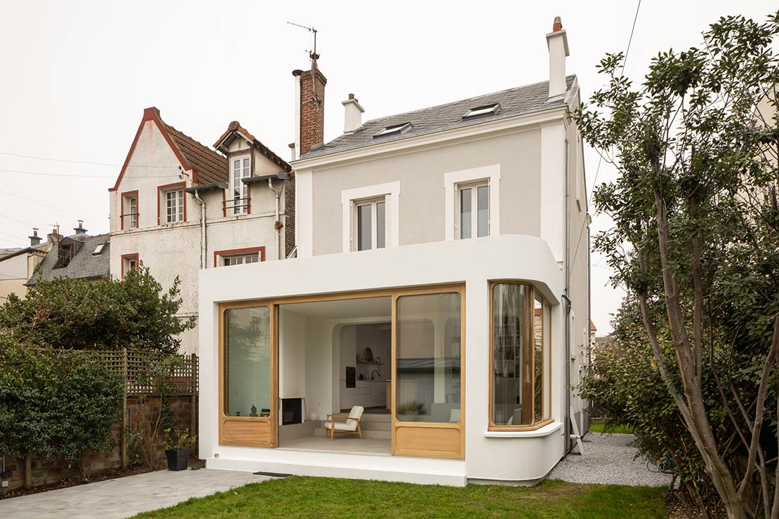 A Parisian house that opens up to the garden