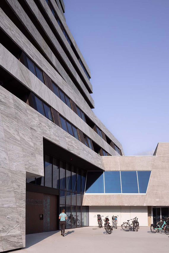 Torre Bunker y parque para revitalizar la obra brutalista de Maaskant