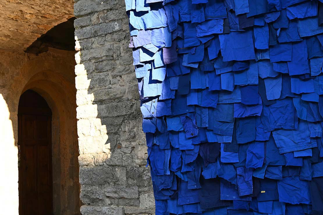 Patchwork: installazione effimera gioca con architettura e temporalità