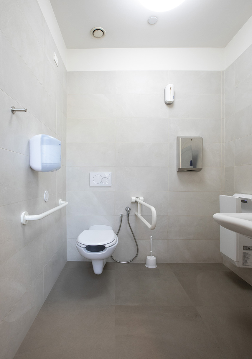 Bagni accessibili e durevoli per spazi ad alta affluenza