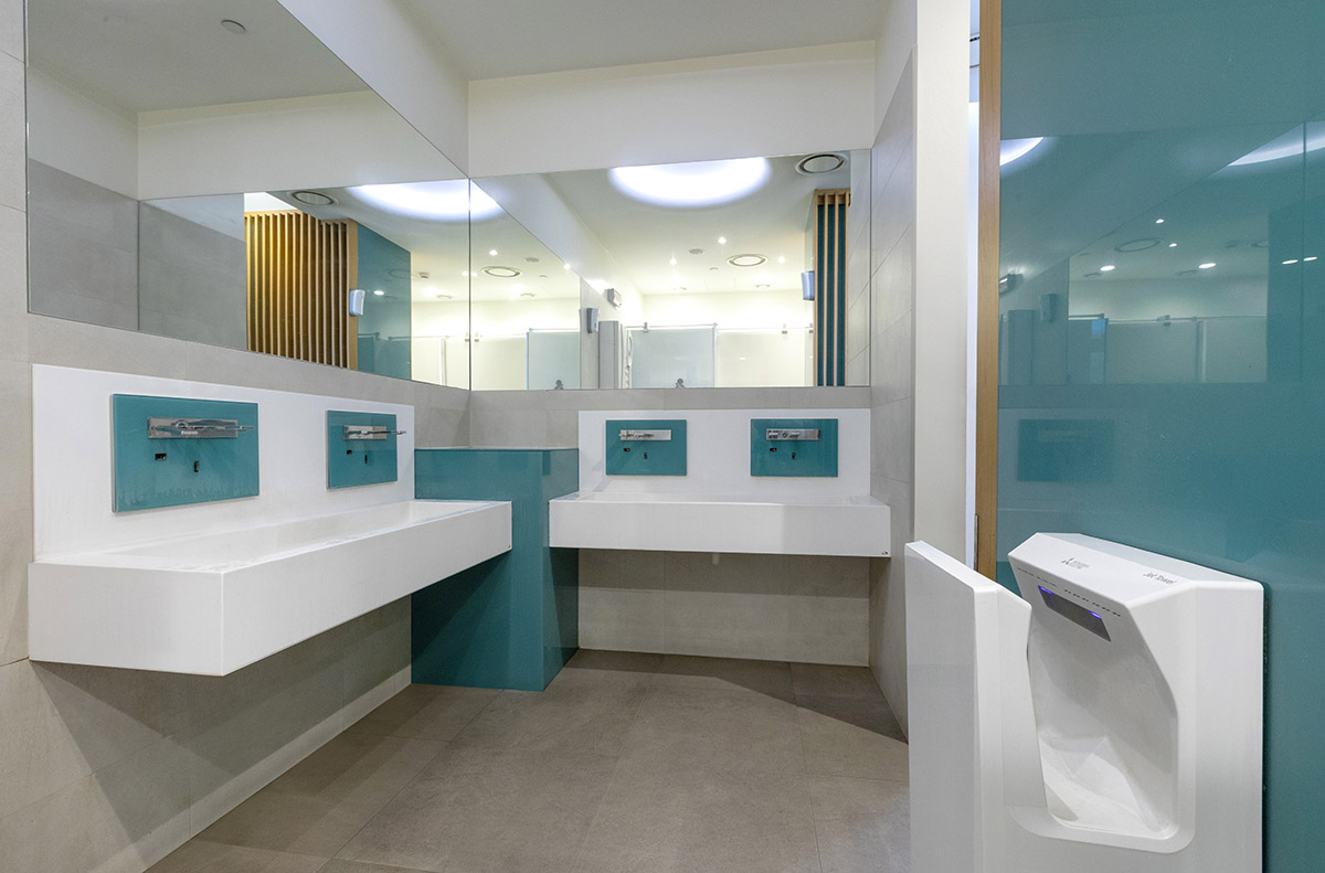 Bagni accessibili e durevoli per spazi ad alta affluenza