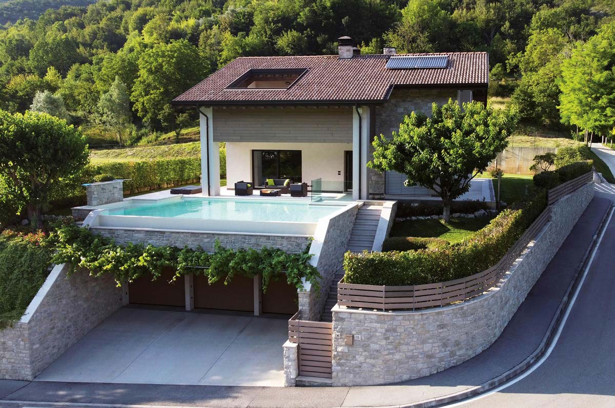 Villa contemporanea in pietra ricostruita: dialogo tra natura e design