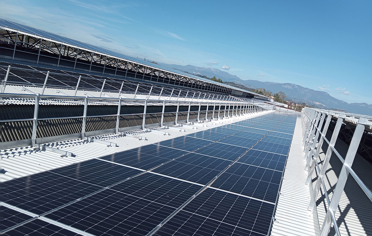 Sicurezza in copertura: PERIMETRAL42 per il fotovoltaico Esapro