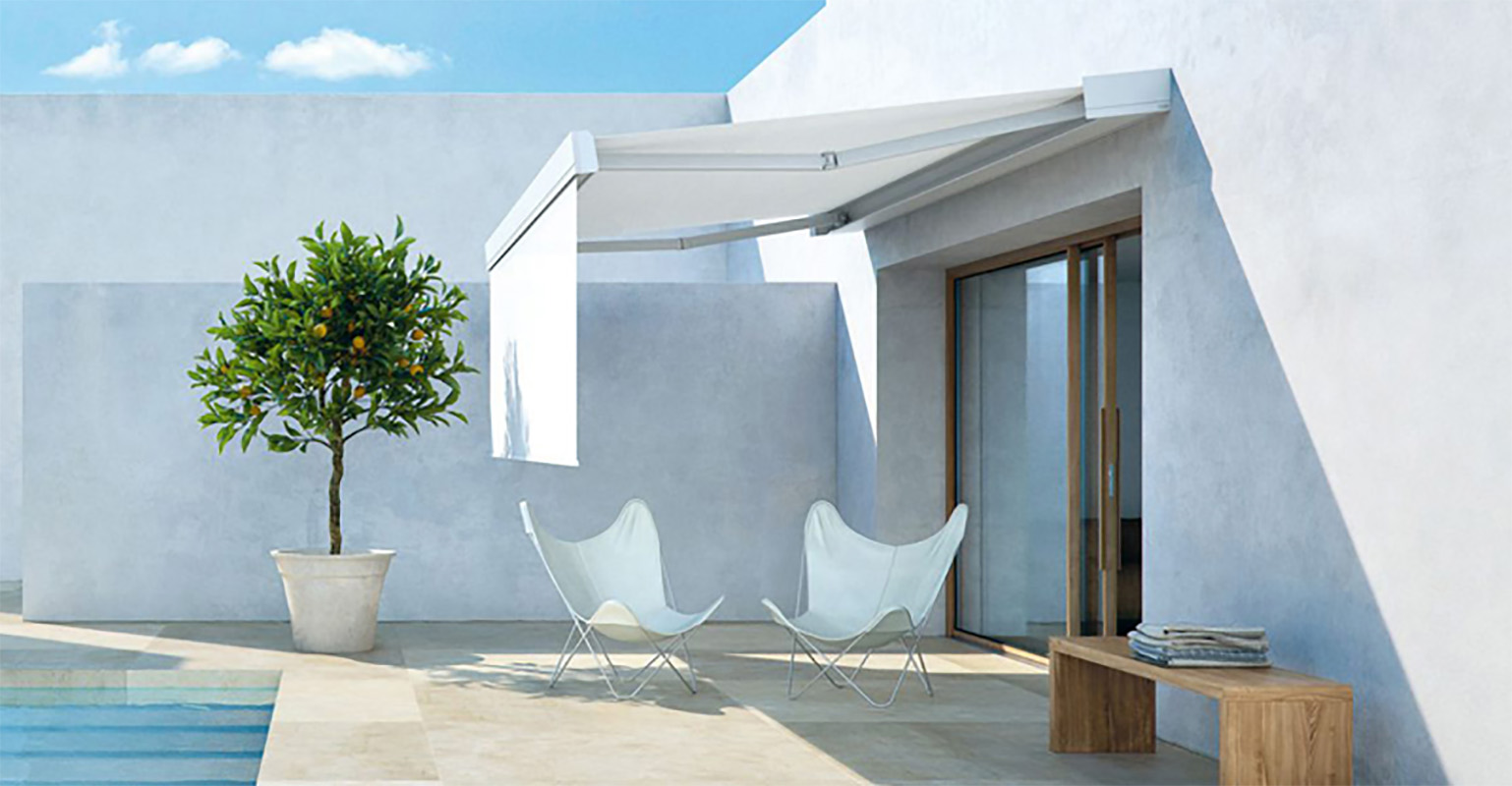 Toldo práctico en puertas francesas junto a la piscina