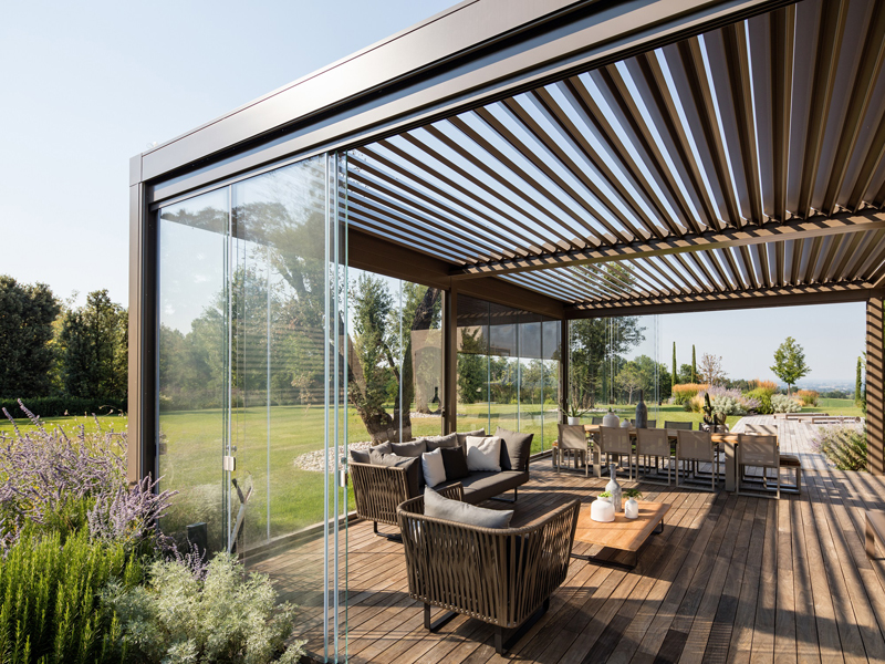 Pratic pergola with side closures for the residential