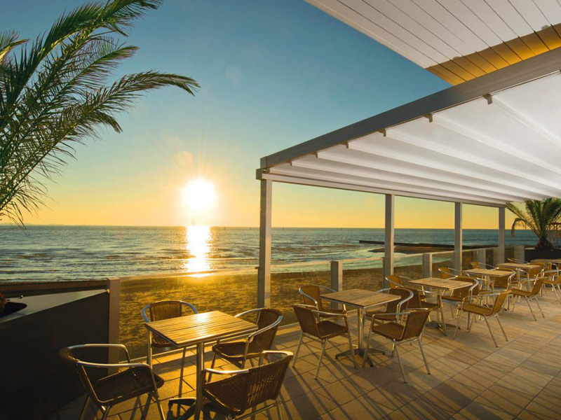 Pérgola práctica en la playa