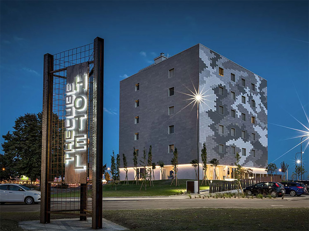 Hotel The Cube Fidenza realizzato in collaborazione con Poliespanso