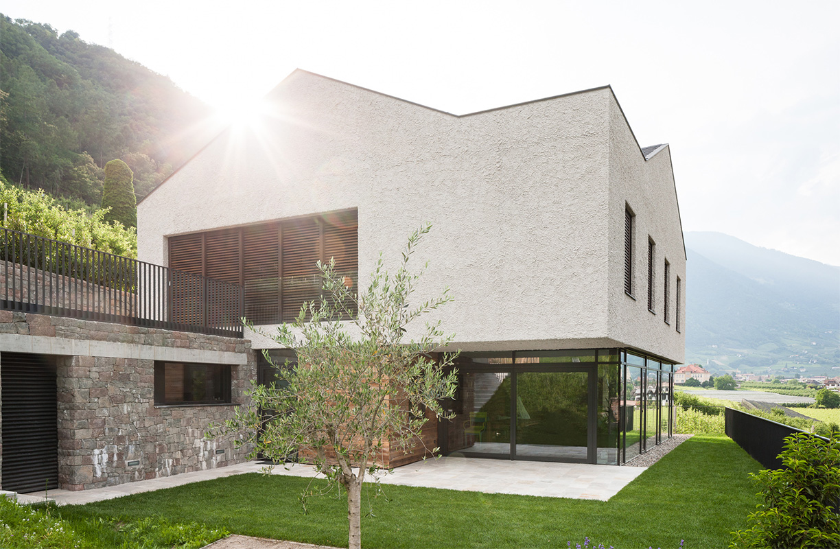 Villa a Lana con serramenti Optiwin Purista