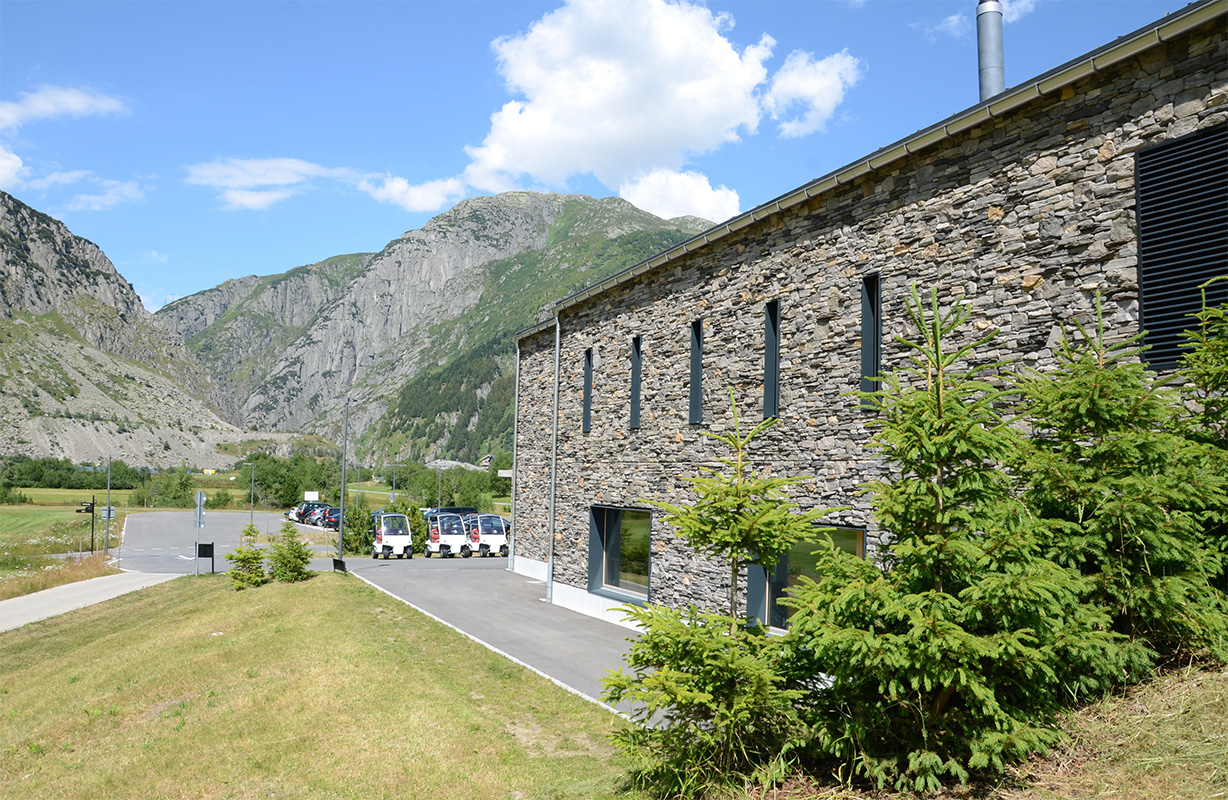 Swiss Golf Club House con muri in pietra ricostruita Geopietra
