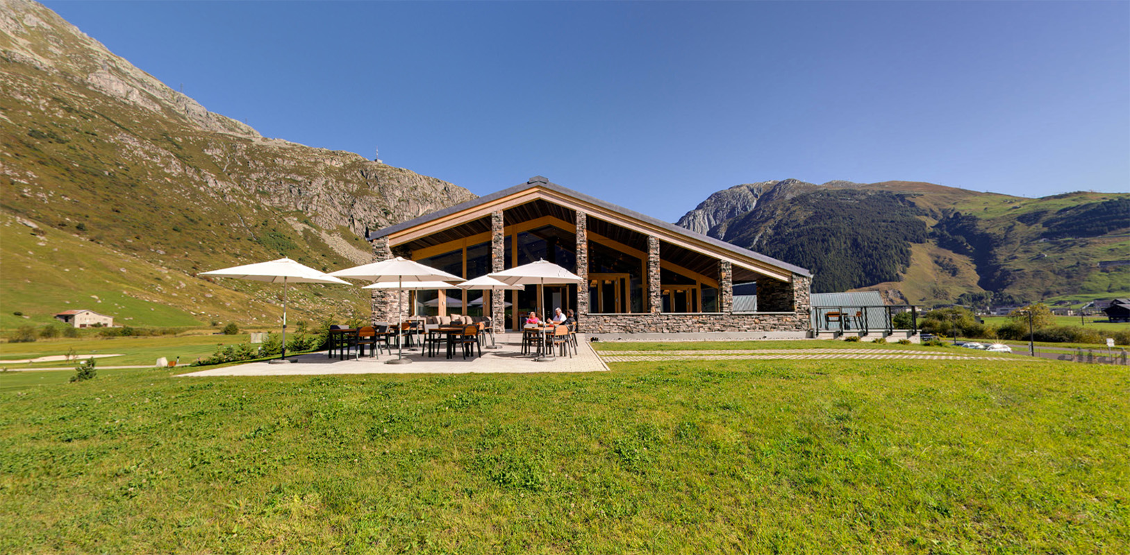 Swiss Golf Club House con muri in pietra ricostruita Geopietra