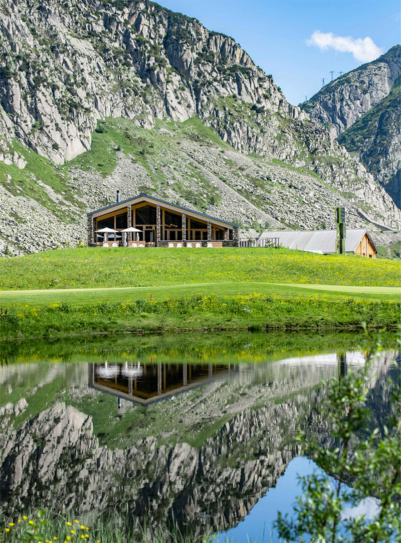 Swiss Golf Club House con muri in pietra ricostruita Geopietra