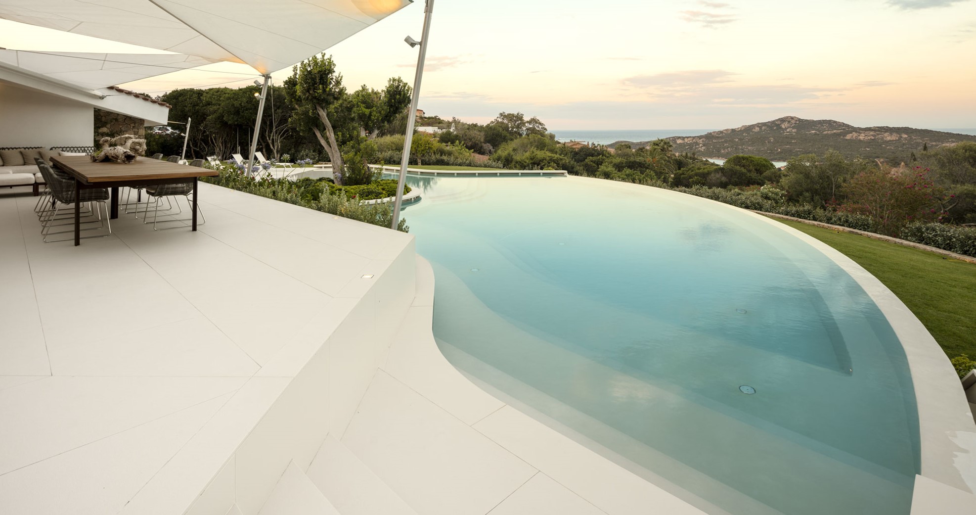 Lastre in pietra sinterizzata per piscine