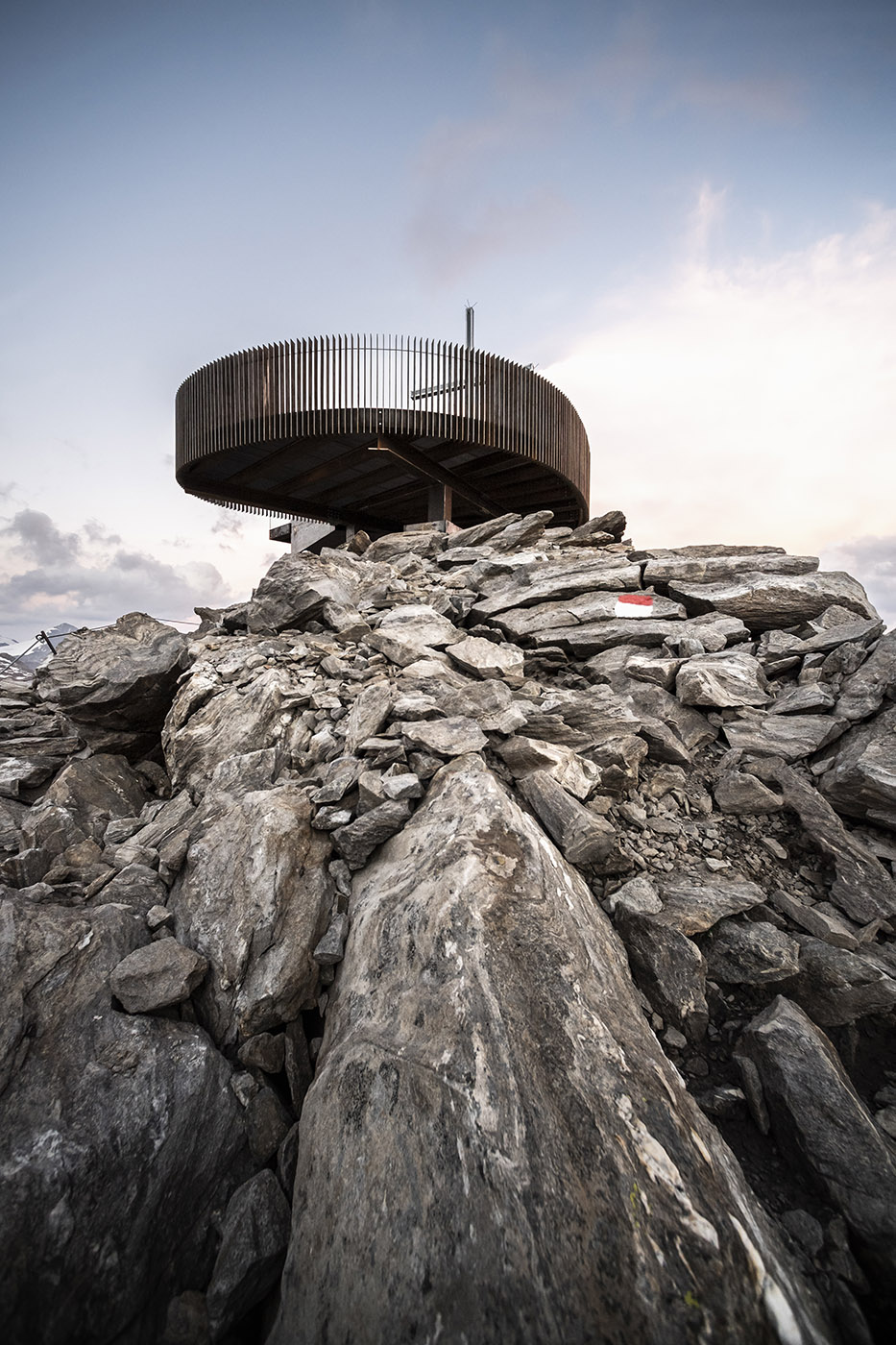 Plateforme panoramique en acier et verre. Des vues à couper le souffle sur les montagnes pour respirer la liberté.
