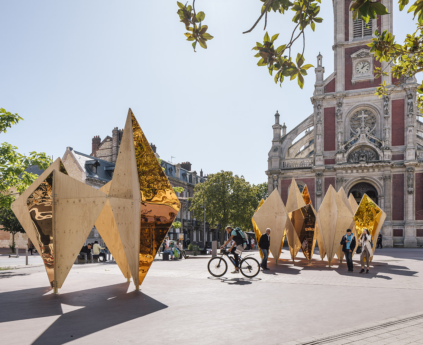 Comparing nature and urban design. An installation integrates the forest and the city