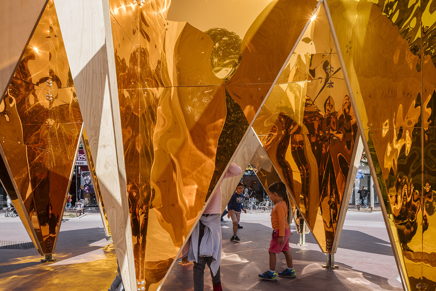 Comparing nature and urban design. An installation integrates the forest and the city
