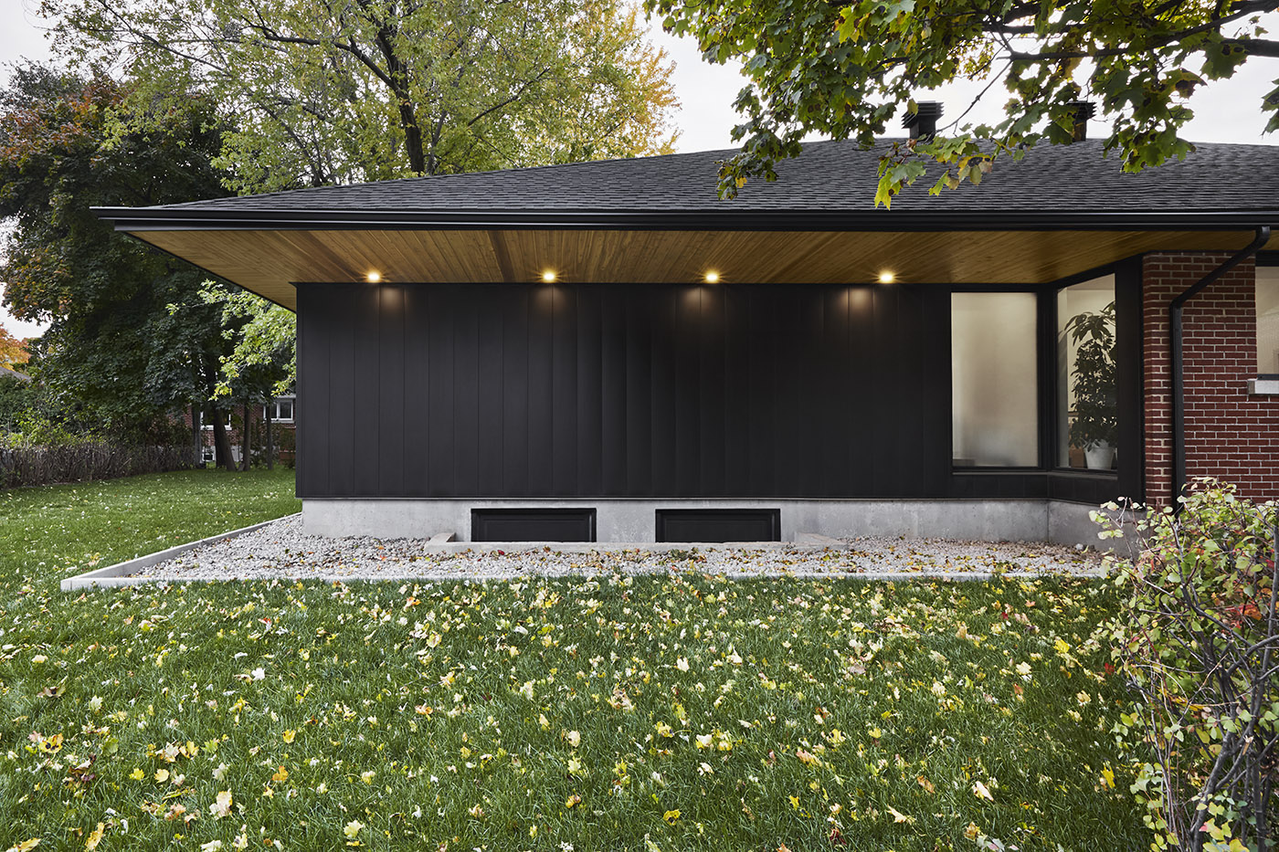 Pearl House, expansion and re-designing of an existing volume. A large unique space to live as a family