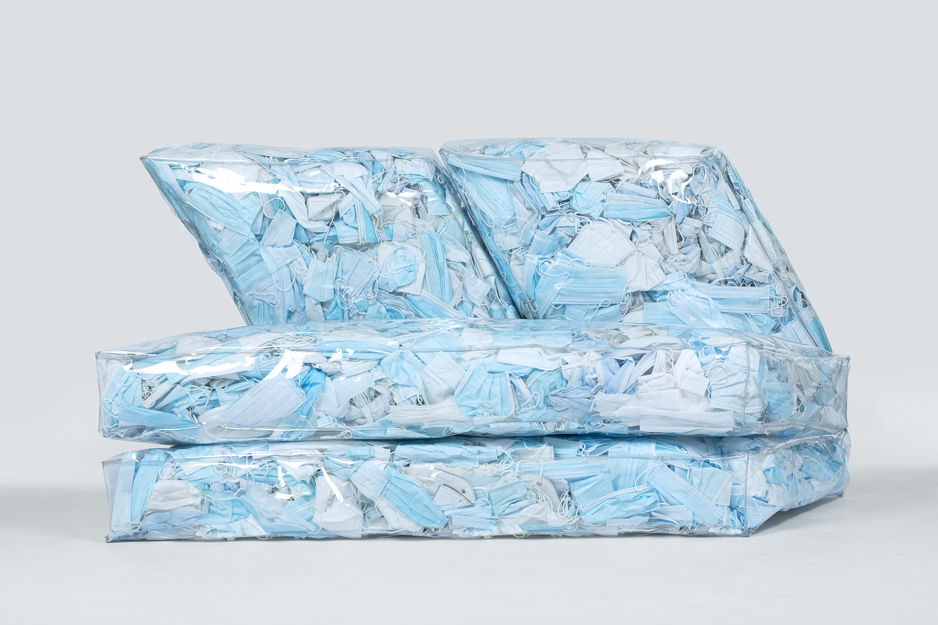 Modular pouf in the shape of an iceberg. New life to disposable masks reco-vered from the streets