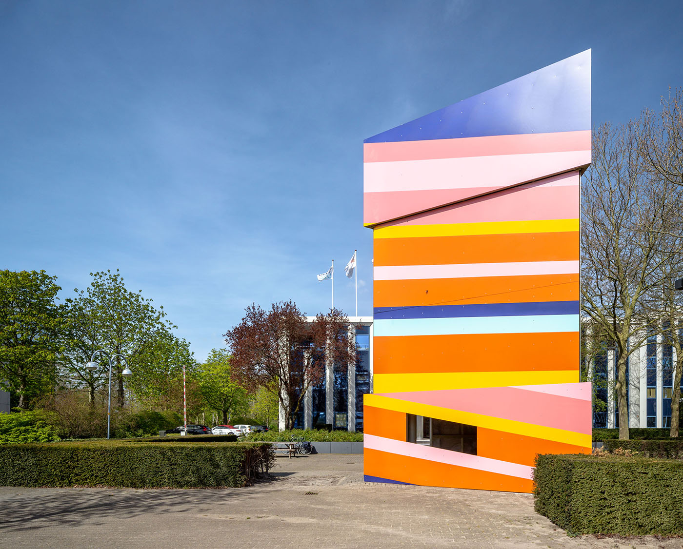 Folly KomEtenPlein. Lively triangular pavilion for outdoor meetings